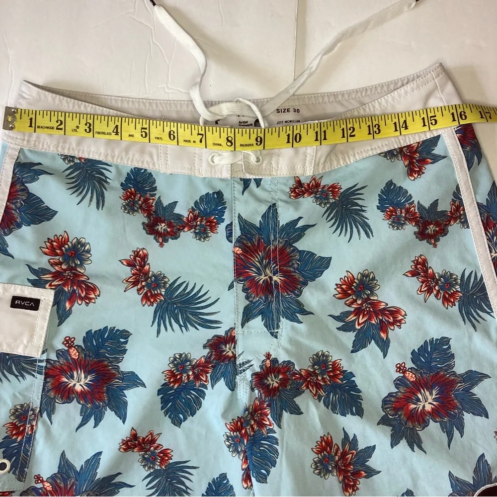 RVCA / Board shorts with a tropical floral print - Picture 2 of 10